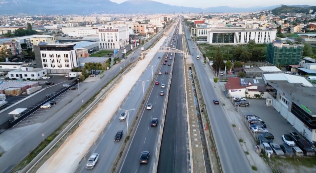 Rruga dytësore Tiranë-Durrës drejt rikonstruksionit, Bashkia Tiranë hap tenderin 595 mln lekë